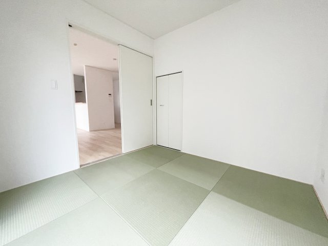 新築戸建・新築建売　郡山市安積町荒井第6　朝日が丘小・第七中の和室|畳のやさしい肌触りと落ち着いた雰囲気が、毎日の暮らしに安らぎと心地よさを与える和室です！