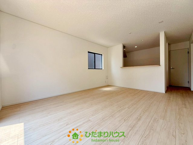 久喜市青毛第3　新築一戸建て　03　クレイドルガーデンの居間・リビング|どんな家具を置いても似合う室内カラー！