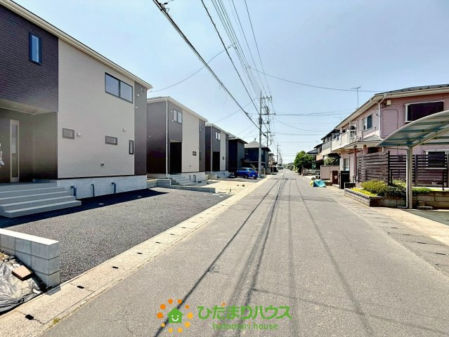 久喜市青毛第3　新築一戸建て　03　クレイドルガーデンの前面道路含む現地写真|車通りも少ない道路！