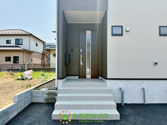 久喜市青毛第3　新築一戸建て　03　クレイドルガーデンの玄関|玄関ポーチあり！