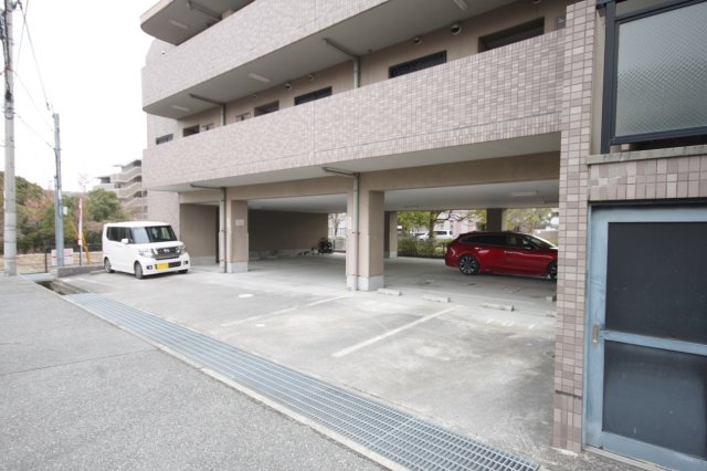 リヴェール宝塚Ⅱの駐車場