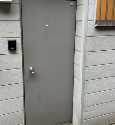 【玄関】 | 小島2丁目店舗・居宅 | 収納もある玄関です