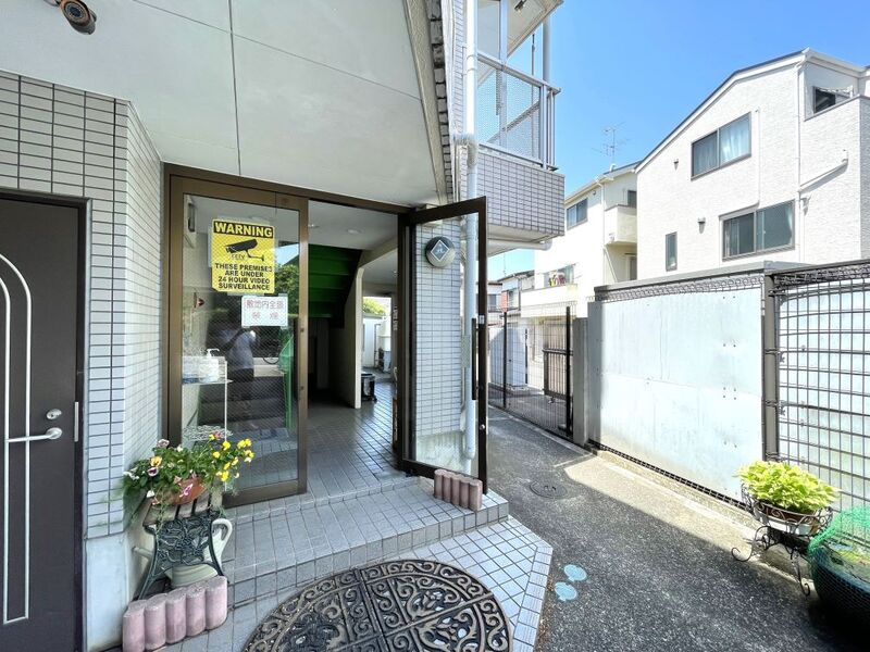 川崎市多摩区枡形５丁目のアパートのエントランス