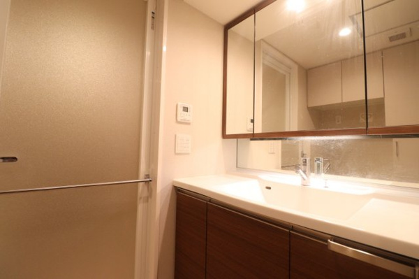 【独立洗面台】 | 【独立洗面台】ウッド調で柔らかい印象の洗面台◎お掃除もしやすい造りとなっております！