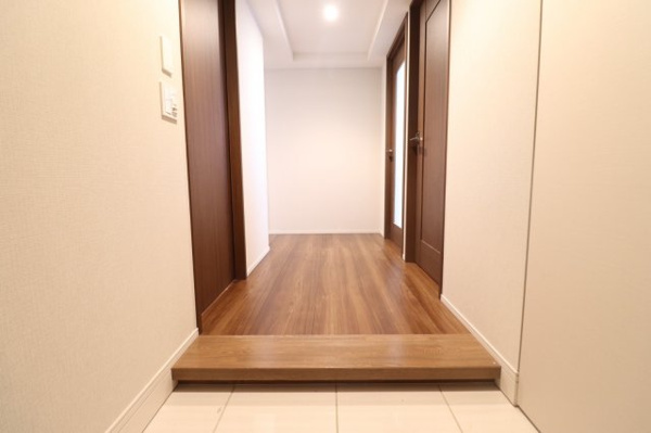【玄関】 | 【玄関】玄関から見た廊下部分です。ウッド調が柔らかく優しい雰囲気を演出してくれます◎