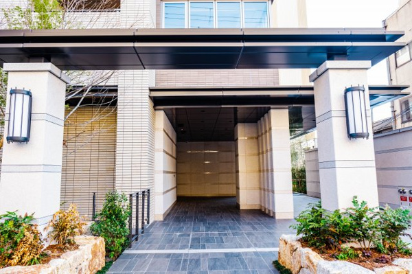 【エントランス】 | 【エントランス】風格漂う、落ち着いた雰囲気のエントランスアプローチ。