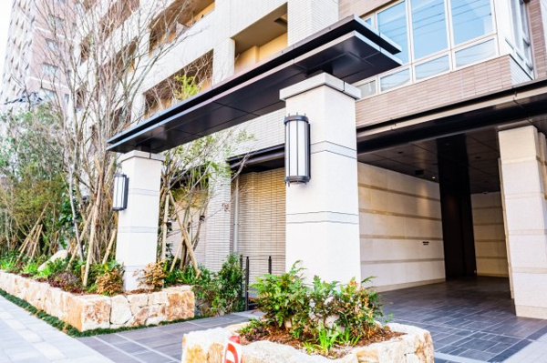 【エントランス】 | 【エントランス】高級感のある石柱が目を引くエントランス！