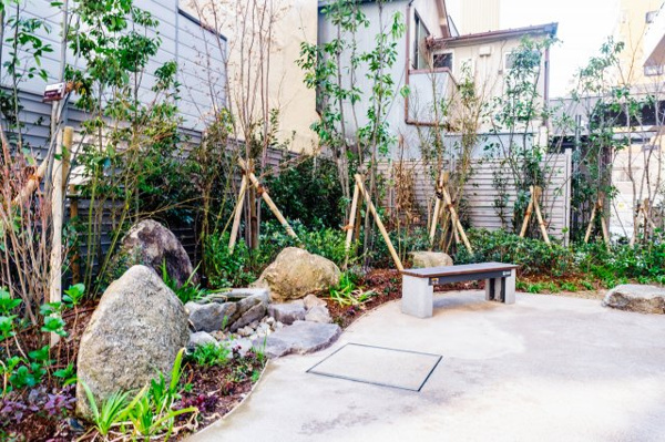 【中庭】 | 【中庭】敷地内左側には、緑が豊かな休憩スペース有り！