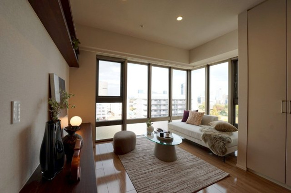 【居間・リビング】 | 【居間・リビング】角部屋ならではのコーナーサッシからは明るい陽が差し込みます◎