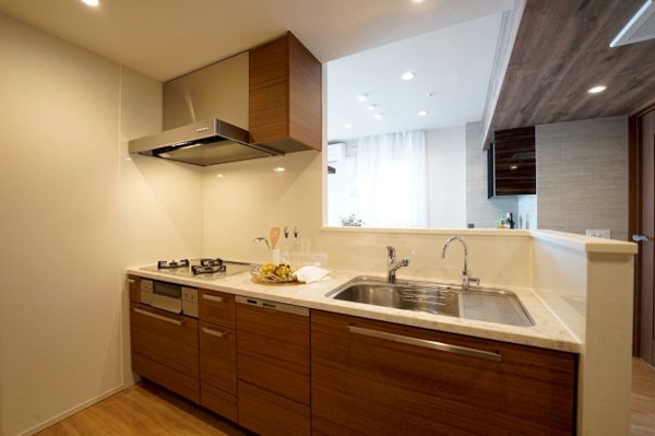 【キッチン】 | 【キッチン】キッチンには広々シンクと3口コンロ付き！陽が入り、換気もできる小窓付き！