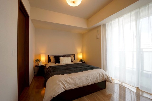 【洋室】 | 【洋室】約7.4帖の洋室は大きなベットも置いていただける広さとなっております！約2.2帖のWIC付き◎