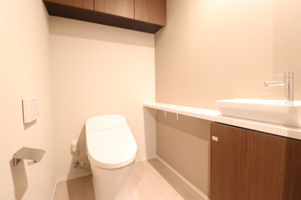 【トイレ】 | 【トイレ】タンクレスで手洗いカウンター付きのお手洗い！吊戸棚付きで収納にも困りません☆
