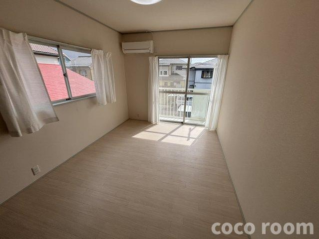 オーベルテューレ東小川の洋室