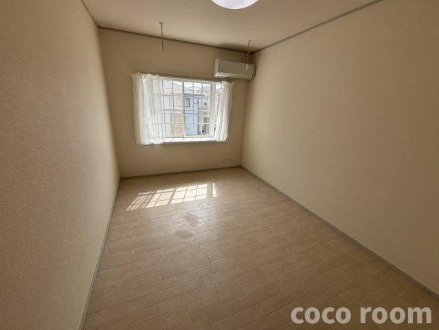 オーベルテューレ東小川の洋室