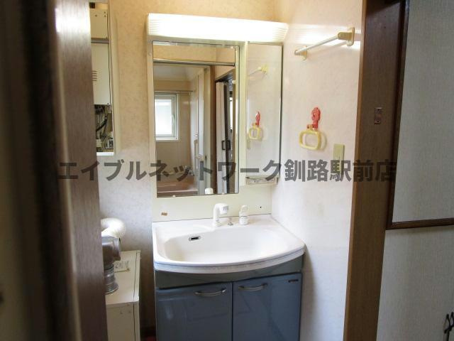 緑ヶ岡5-30-16貸家の洗面所