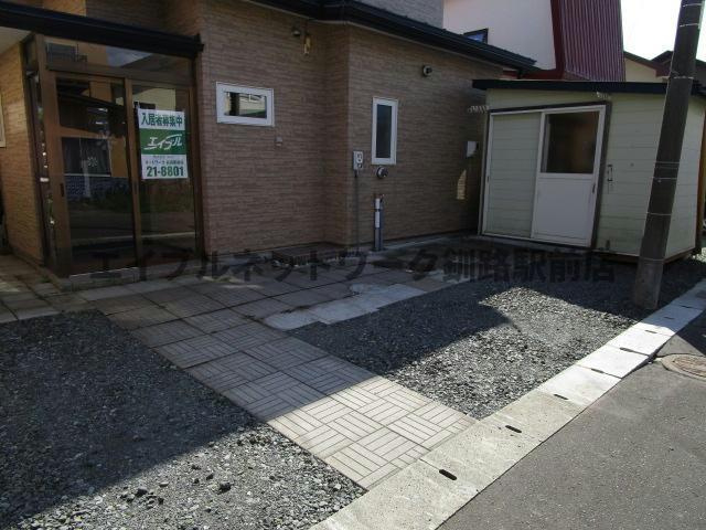 緑ヶ岡5-30-16貸家の駐車場