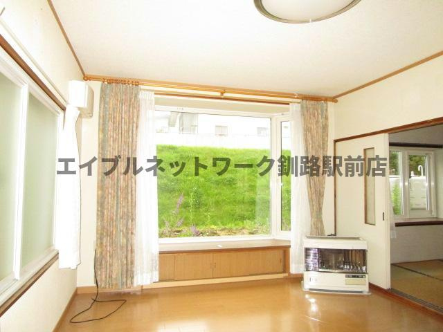 緑ヶ岡5-30-16貸家の居間・リビング