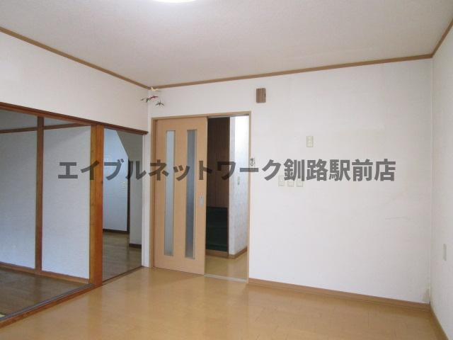 緑ヶ岡5-30-16貸家の居間・リビング