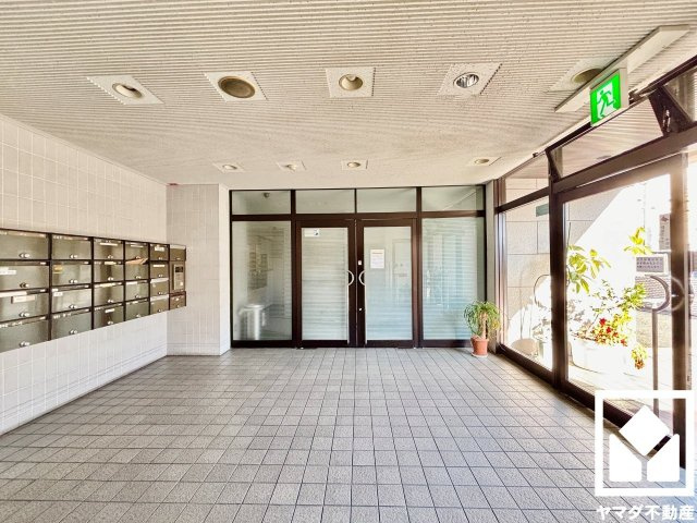 デルフィ西大路のエントランス