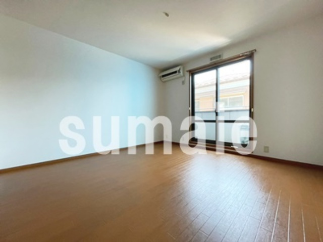 メゾン・ソレイユの居間・リビング|エアコン付き洋室です！