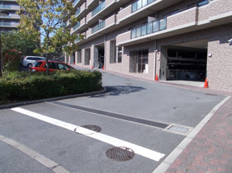 【駐車場】 | ローレルコート北千里 | 駐車場出入口