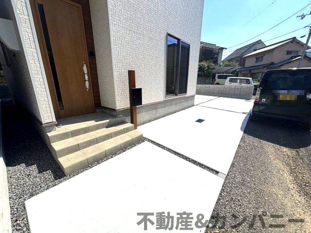 東野5丁目の新築のおうち③　松山市東野5丁目新築戸建の駐車場|車をお持ちの方に嬉しい駐車場付きの物件です