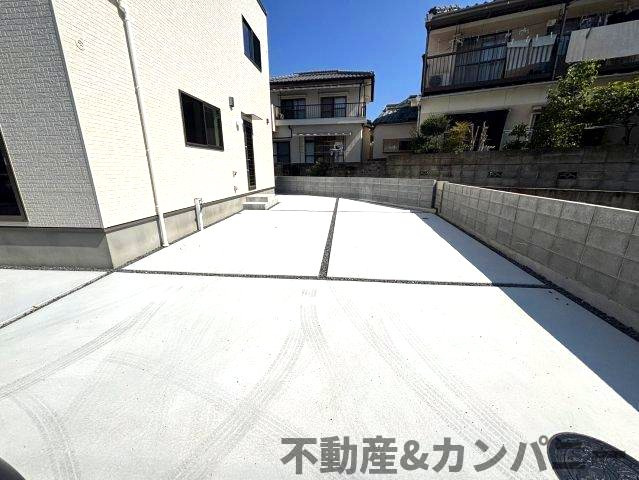 東野5丁目の新築のおうち③　松山市東野5丁目新築戸建の駐車場|駐車場があります