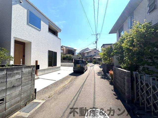 東野5丁目の新築のおうち③　松山市東野5丁目新築戸建の前面道路含む現地写真|前面道路含む現地写真です