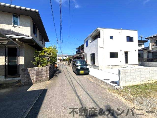 東野5丁目の新築のおうち③　松山市東野5丁目新築戸建の前面道路含む現地写真|前面道路含む現地写真です
