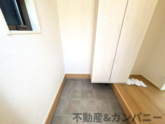 東野5丁目の新築のおうち③　松山市東野5丁目新築戸建の玄関|明るい玄関です