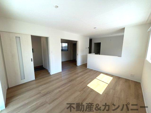 東野5丁目の新築のおうち③　松山市東野5丁目新築戸建の居間・リビング|ゆったり過ごせる居間です