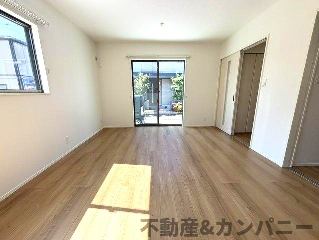 東野5丁目の新築のおうち③　松山市東野5丁目新築戸建の居間・リビング|キッチンからみたリビングです