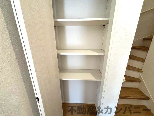東野5丁目の新築のおうち③　松山市東野5丁目新築戸建の収納|階段横に収納スペースがあります