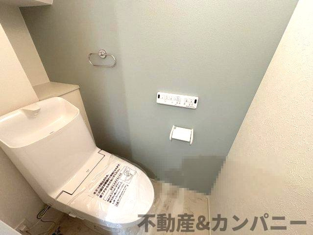 東野5丁目の新築のおうち③　松山市東野5丁目新築戸建のトイレ|ゆったりとした空間のトイレです