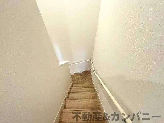 東野5丁目の新築のおうち③　松山市東野5丁目新築戸建のその他|手すり付き階段です