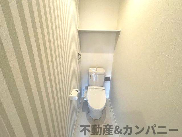 東野5丁目の新築のおうち③　松山市東野5丁目新築戸建のトイレ|クロスがかわいいトイレです