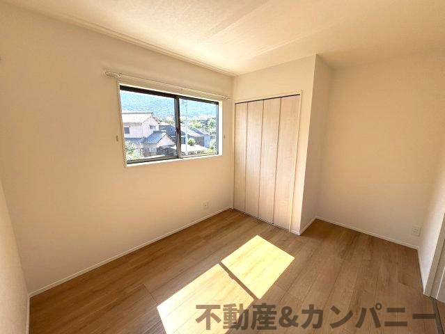 東野5丁目の新築のおうち③　松山市東野5丁目新築戸建の洋室|明るい洋室です