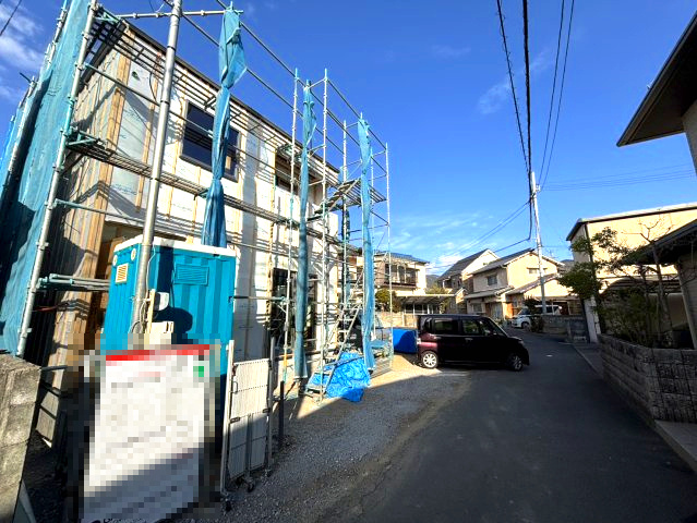 東野5丁目の新築のおうち③　松山市東野5丁目新築戸建の前面道路含む現地写真|前面道路含む現地写真です