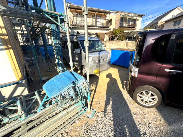 東野5丁目の新築のおうち③　松山市東野5丁目新築戸建の駐車場|前面道路含む現地写真です