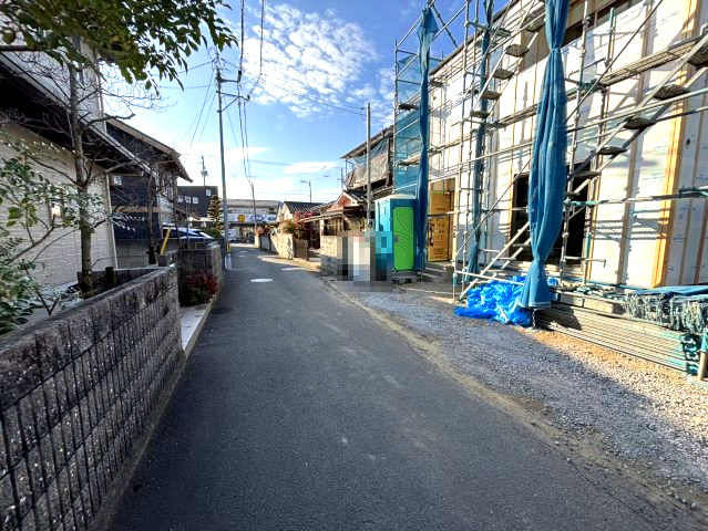 東野5丁目の新築のおうち③　松山市東野5丁目新築戸建の前面道路含む現地写真|前面道路含む現地写真です