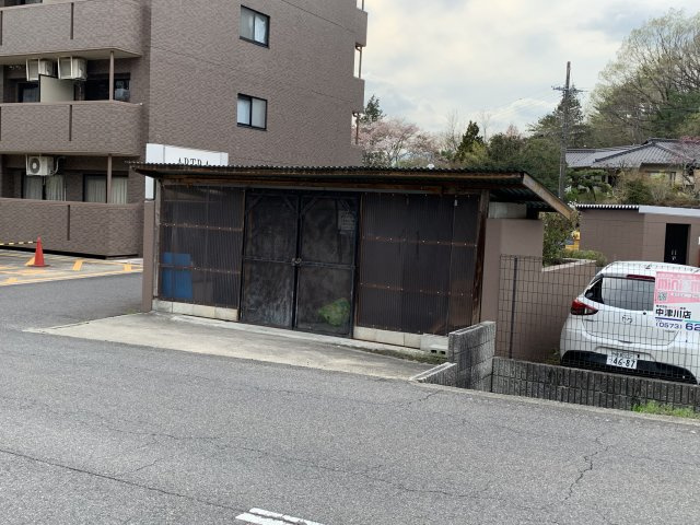 アルトラマンション駒場の駐車場