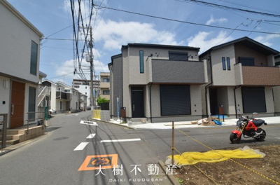 【前面道路含む現地写真】 | 座間市相武台４丁目　新築戸建て　全３棟【仲介手数料無料】