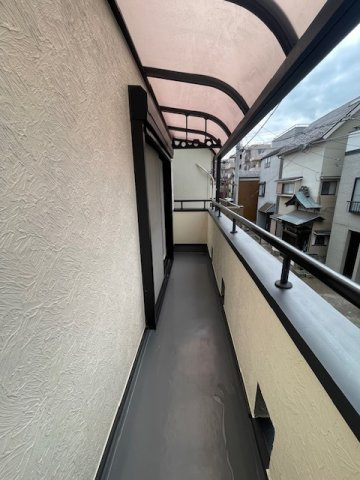 【中古】ふじみ野市西鶴ケ岡リフォーム中古住宅のバルコニー|屋根付きバルコニーで急な雨の日も安心♪