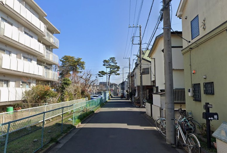 【中古】ふじみ野市西鶴ケ岡リフォーム中古住宅の前面道路含む現地写真|解放感ある角地です