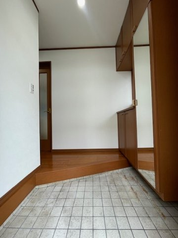 【中古】ふじみ野市西鶴ケ岡リフォーム中古住宅の玄関|明るい広々した玄関ホールです！
ミラー付き玄関収納でお出かけ前の身だしなみチェックも出来ます☆