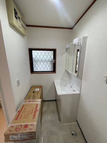 【中古】ふじみ野市西鶴ケ岡リフォーム中古住宅の独立洗面台|新品の洗面化粧台です☆