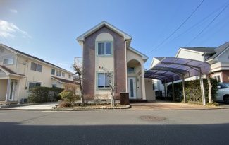 【外観】 | ◆季美の森東１町目◆リフォーム済み戸建て◆売主◆ | 明るいベージュの外壁に、アクセントのレンガ調タイルが映える清潔感のある住宅です。1階の大きな窓、整えられた駐車場が、開放的で機能的な印象を与えます。青空の下、シンプルながらも温かみのある佇まいです。