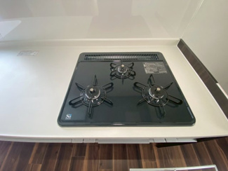 【キッチン】 | かまとり住宅のリフォーム戸建て「リ・スタイル」 | シックな黒のパネルが映える、スタイリッシュなシステムキッチンです 。シンク前には窓があり、明るい光の中で作業ができます 。上下の豊富な収納を備えており、デザイン性と機能性を両立した空間です 。