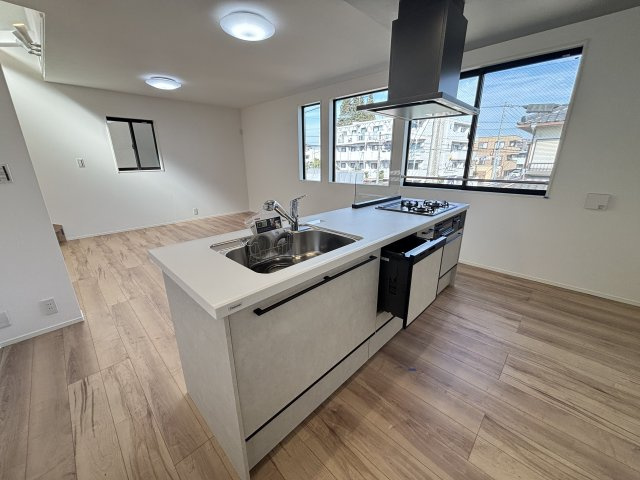 MELDIA昭和区折戸町304④｜名古屋市の戸建ならホームアップのキッチン|動線が自由なアイランドキッチン