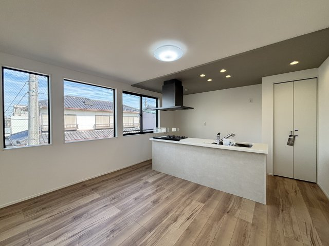 MELDIA昭和区折戸町304④｜名古屋市の戸建ならホームアップの居間・リビング|吹抜から陽射しが入り明るいリビング